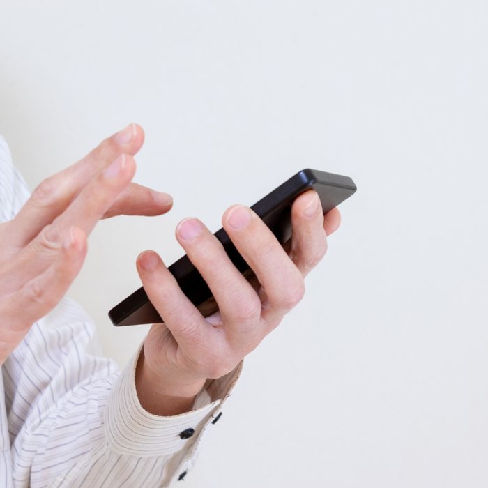 スマートフォンで公式LINEを操作するイメージ