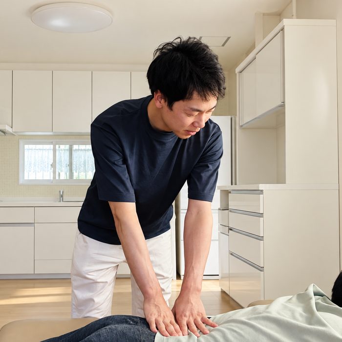 うつ伏せの姿勢で、背中の施術を行う様子