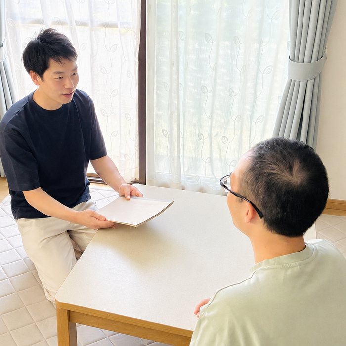 テーブルで次回についてご相談する様子